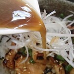 炭火焼鳥 おんどり - タレ投入