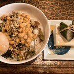 タイニーカフェ - 納豆丼煮卵付き、冷奴