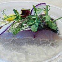 Simples - 【鯵】泳がせの鯵、山椒オイル、食用パンジーほか