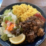 天国喫茶ぱらいそ - ジャークチキン大盛り　取り皿もくれました。