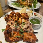 グルガオン - タンドリーチキンとカリフラワー(手前)奥はラムジャルファレージ