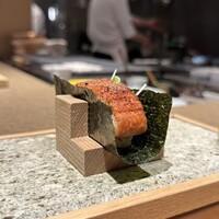 鮨トキドキ串 海老虎 - ウナギの手巻き-大葉とハーブ-