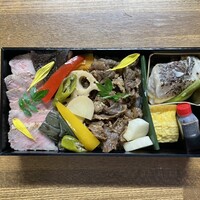 弁慶 - 左端のステーキ凄い、まん中に時雨煮、右は銀鱈の西京焼き
