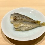 温石 - 少し大きめの豆鯵ちゃんなので、頭を落として。
      これ、全部活〆だそう。
      ただ、その手間はしっかりとお料理に反映されています。
      ギュッとした食感イメージの豆鯵なのに、この大きさでもふわっふわ♪最高です。