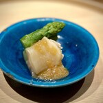 温石 - 白ミル貝とグリーンアスパラ。
      立派なミル貝でしたが、アスパラの瑞々しさも美味しい。