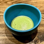 温石 - 少し派手な茶碗でいただく、杉山さんの点てたお薄でごちそうさまでした。