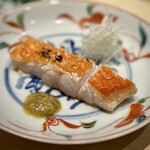 温石 - 神経〆金目鯛の炭火焼き。
      何度もいただいているスペシャリテですが、保水力は過去イチかもしれません！
      神経〆の素晴らしさか、噛めば「ぶわっ」と金目の独特の美味しさが、これでもかと広がります。