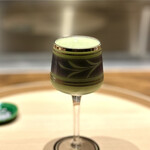 温石 - これも甘くて美味しい♪
      枝豆の擦り流しです。グラスの底のたっぷりお豆ちゃん達を、漏れなく掬っていただきます。