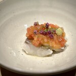 温石 - 蒸しえぼ鯛　たたきトマト。
      これまた新しい仕立てですね。えぼ鯛の、初夏らしい爽やかな魅力が引き出されています。