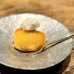 温石 - 枇杷の白和え　豆腐と自家製チーズ。
      ほんのり爽やかなチーズが、この時期だけという枇杷の甘さを引き立てます。