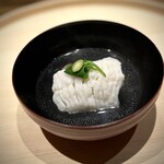 温石 - カマスと管牛蒡のお椀。
      とても綺麗なカマス。柔らかい吸い地と合わせて、なんとも言い難い見事さ。
      以前は、高級魚のお椀を供され、それだけではしゃいでいた自分を、戒めたくなります(^^)