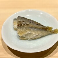 温石 - 少し大きめの豆鯵ちゃんなので、頭を落として。
                      これ、全部活〆だそう。
                      ただ、その手間はしっかりとお料理に反映されています。
                      ギュッとした食感イメージの豆鯵なのに、この大きさでもふわっふわ♪最高です。