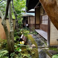 温石 - このお庭を通れば、杉山さんのお料理と向き合うスイッチに一気に切り替わります。