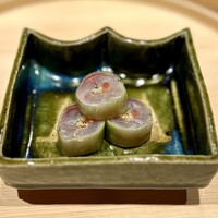 温石 - 鯵の胡瓜巻き。
                    鯵自体の旨味がじんわ〜りです。
                    胡麻は噛んだ後に広がるので、最初に来る胡瓜の爽やかさがちゃんと感じられる、この季節の逸品です。