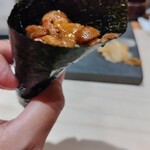 銀座のみこ寿司 - とろ手巻きウニのせ