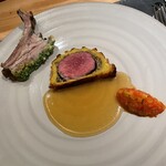 銀座 大石 - 子羊２種；骨付きの部分は、低温でゆっくり火を入れて、マスタードを塗ったオーソドックスな仕上げ。 　羊のパイは、肉には羊の脂を使ってないので、軽い仕上げ 　右手前はラタトゥーユ