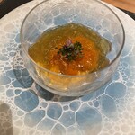 銀座 大石 - ウニのコンソメジュレがけ　淡いジュレと底の方のクリームが絶妙に合う