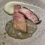 銀座 大石 - 手前のお肉は、瀬戸内レモンと新生姜のソースをつけてサッパリと 　奥の脂身は、　脂の旨みで。脂もくどくなくおいしい。