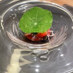 銀座 大石 - 上にアマランサスの葉を乗せたフルーツサラダ