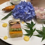銀座 大石 - 左下は８種類の野菜のサーモンマリネ　黄色の点はドレッシング