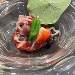 銀座 大石 - 中には、初鰹のたたき、フランポワーズ、キイチゴ、（甘味少ない）苺 　　下にフランボワーズ、キイチゴのソースに、ハリサ（チュニジアの豆板醤風調味料）