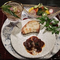 肉匠なか田 本店 - 華やかな前菜盛り合わせ。