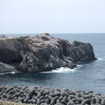 Hanafusa - 道すがら眺められる経島。どことなく厳しい佇まい。