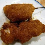 やっこ - たこ（手前）とチーズ（奥）です。ソースなしでもとっても美味しく食べれますよ。