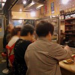 やっこ - カウンターだけのお店です。カウンターの向こう側に２名のお店の人がいます。入ったときは満席でした。