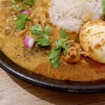 スパイシーカレートップ - スパイシーチキンカレー、山椒豚キムチカレーのあいがけ
