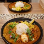 スパイシーカレートップ - スパイシーチキンカレー、山椒豚キムチカレーのあいがけ