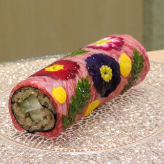 スペシャリテ肉華寿司。旬菜旬魚も取り入れた飽きのないコース