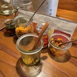 ホンカトリー - 味変スパイス 手前にあるのは確か青唐辛子のピクルス