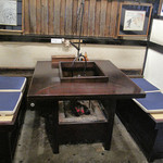 上村うなぎ屋 - 囲炉裏のテーブル席。
      足元が暖かそうです。
      