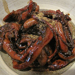 上村うなぎ屋 - きも。
                                鰻の肝を甘辛く煮つけたもの。
                                肝は大きく、独特の苦みとコクが口一杯に広がります。
                                