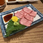 万両 南森町店 - ⚫︎生タンのお造り 900円(税別)