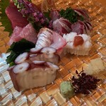 季節料理 よし野 - 刺身盛り合わせ（少し食べた後）