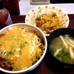 すき家 - チーズ牛丼サラダセット¥530
            
            