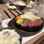 焼肉・ｽﾃｰｷ みーとがぁでん 箕面小野原店 - 