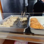 加賀 - 揚げ場前のカウンター上には、提供が早い "ちくわ天"と"牛肉コロッケ"が待機。