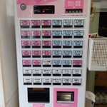 加賀 - 玄関入ってすぐ左の券売機で購入したら、カウンターで厨房内の親父さんに券を渡し、"そば"か"うどん"の希望を伝えます。