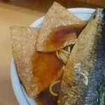 加賀 - はっきりとした蕎麦汁(つゆ)にぴったり合う"にしん"と"きつね"の甘辛は、お互いにぶつかることのないバランスの良い風味。