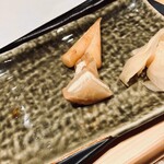 赤坂 鮨 天ぷら 祇園いわい - いぶりがっこチーズとごぼうの浅漬け