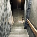 赤坂 鮨 天ぷら 祇園いわい - B1Fにあります