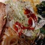 麺家 たけ田 - 白ネギの上にはブラぺとコチュジャン