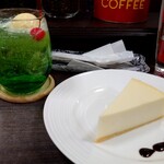 キャラバンコーヒー - チーズケーキとクリームソーダ。