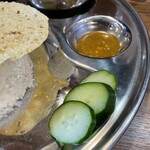 ナンカレー&炭火焼亭 koila - 生野菜、チャトニ