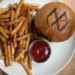 Midtown BBQ Mie - 今日的特製漢堡，搭配薯條