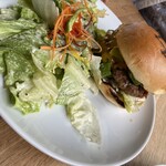 Midtown BBQ Mie - 酪梨起司漢堡，選擇附餐沙拉