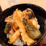 お食事処 つばさ - 天ぷらは、
                                エビ２本、ナス、ピーマン、シイタケ、オクラ、サツマイモ、
                                あと、カブが入ってました！